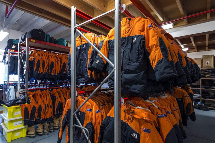 服裝倉庫如何除濕？倉庫除濕機輕松應對潮濕問題